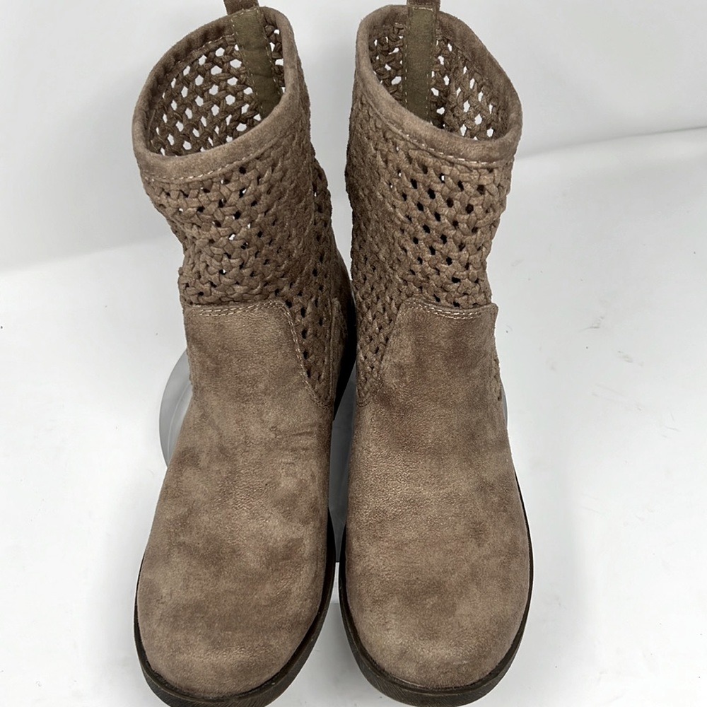 Mudd Kohls Gabriel Taupe pull on booties size 9 crochet